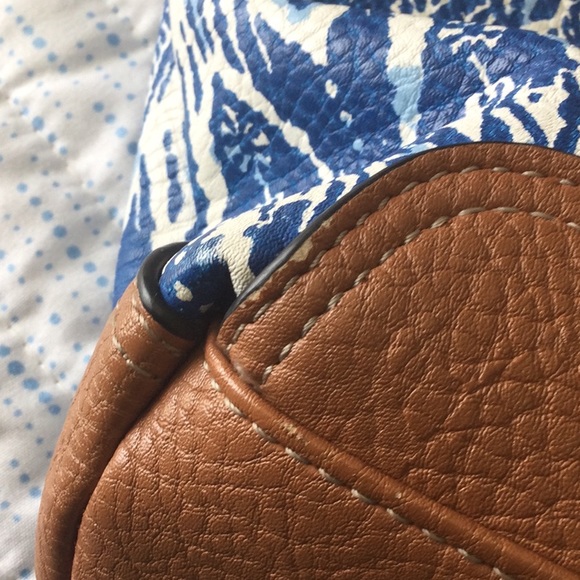 b.o.c. Flux Leather Cross Body in Blue and white - Picture 3 of 7